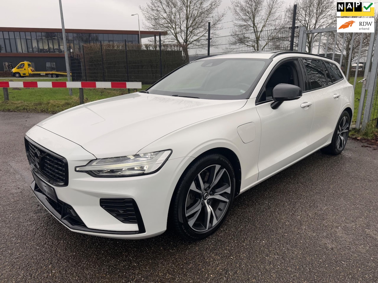 Volvo V60 - 2.0 T8 Twin Engine AWD R-Design 1 eig Panodak Blackpack - AutoWereld.nl