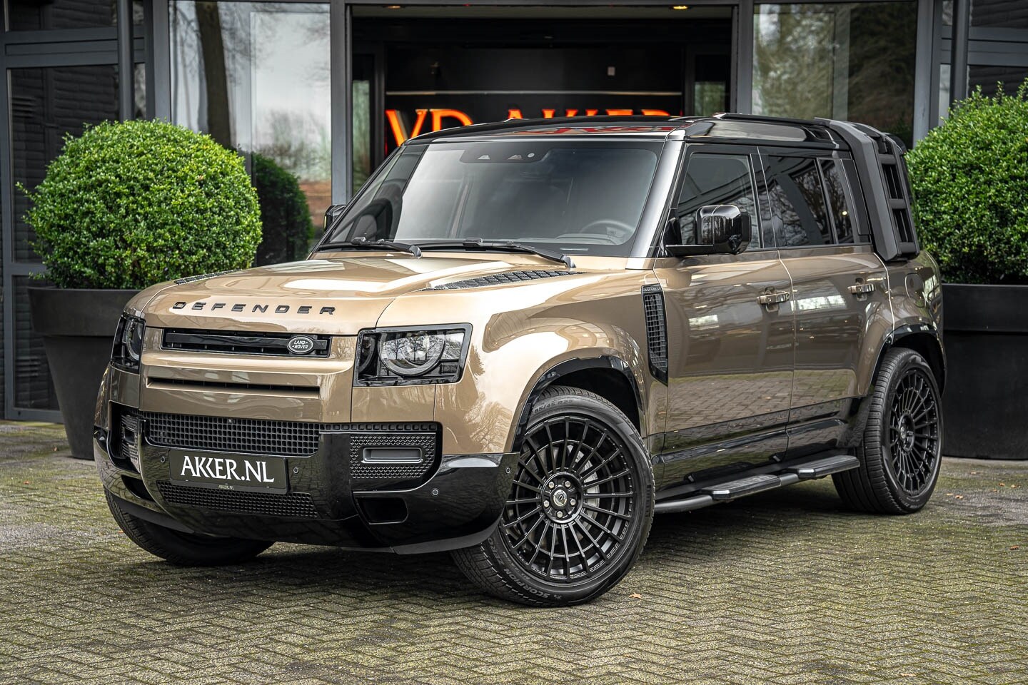 Land Rover Defender 110 - LANDROVER P400e X-DYNAMIC SE BLACK PACK+HEADUP+PANO.DAK+TREKHAAK - AutoWereld.nl