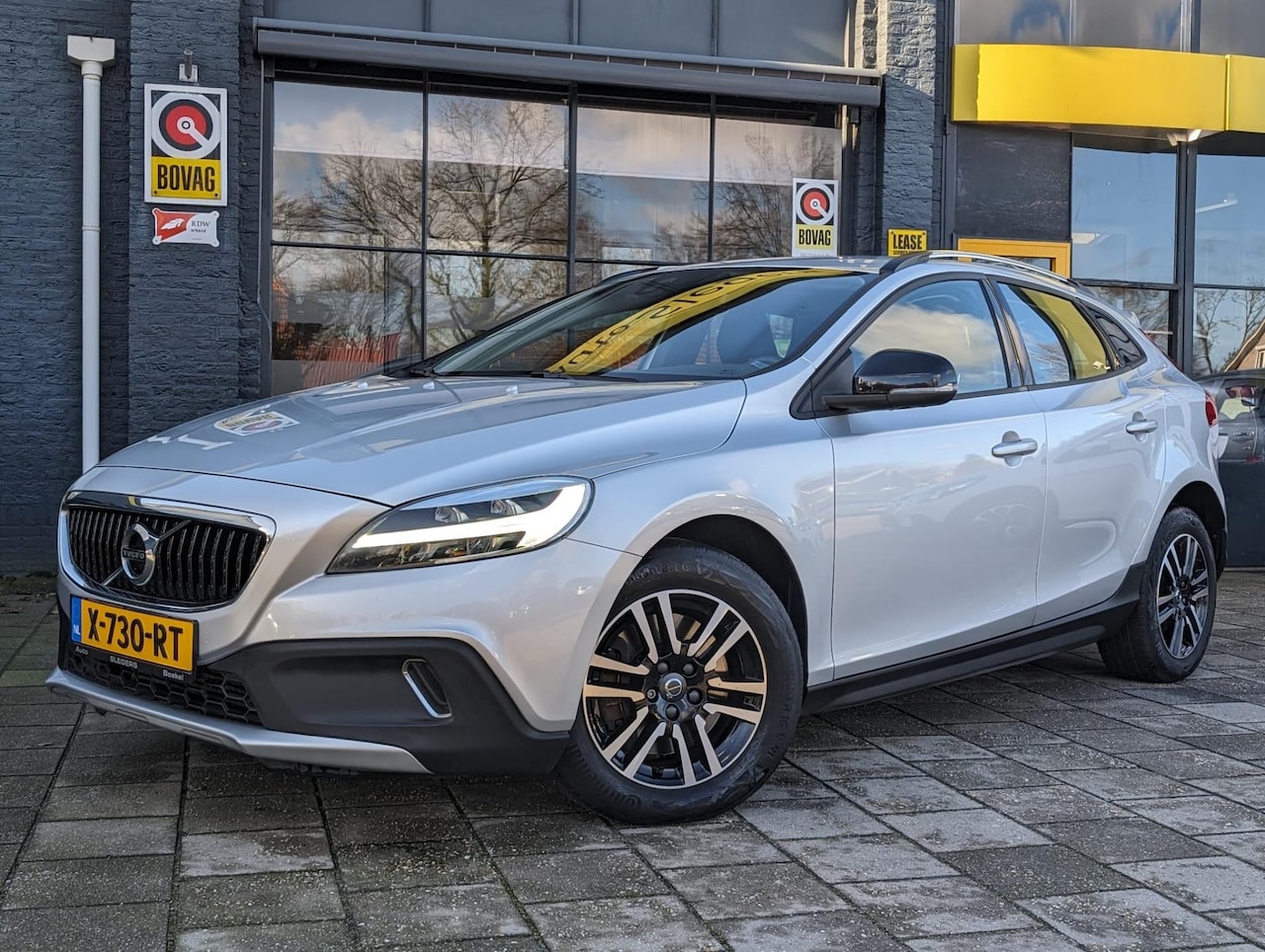 Volvo V40 Cross Country - 1.5 T3 Momentum | Automaat | Leder | Park. Sensor Achter | Navi | Tel | Cruise Control | C - AutoWereld.nl