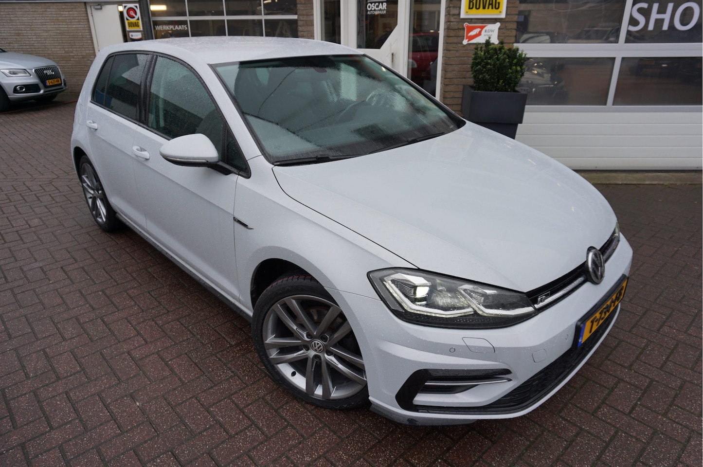 Volkswagen Golf - 1.5 TSI Highline R-Line Automaat - AutoWereld.nl