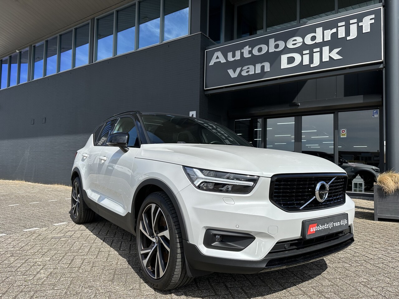 Volvo XC40 - 1.5 T5 Recharge R-Design Trekhaak Panodak - AutoWereld.nl