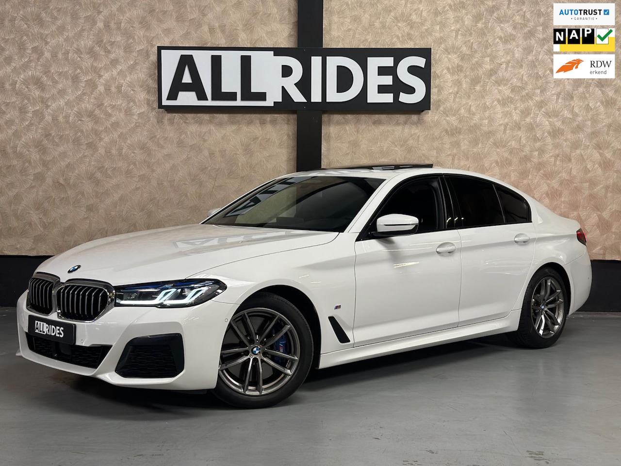 BMW 5-serie - 540 i High Executive | opendak | laser | keyless | memory seats - AutoWereld.nl