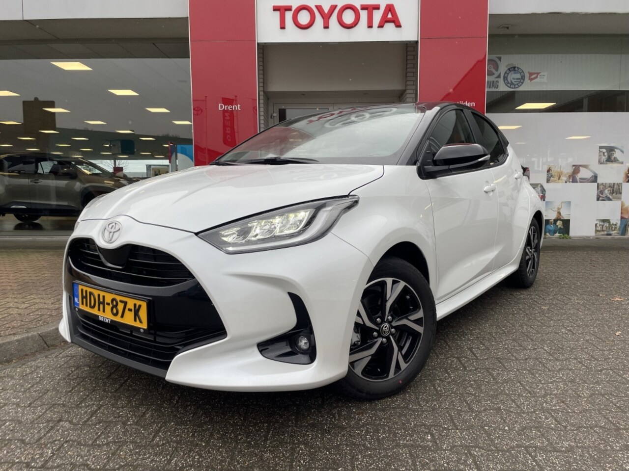 Toyota Yaris - 1.5 Hybrid First Edition Bi-Tone | Stuur en stoelverwarming | Wi - AutoWereld.nl