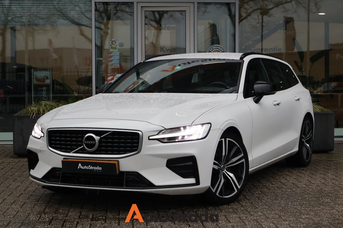 Volvo V60 - T4 R-Design 190pk Geartronic | Carplay | LED | Trekhaak | Stoelverwarming | Navi | Memory - AutoWereld.nl