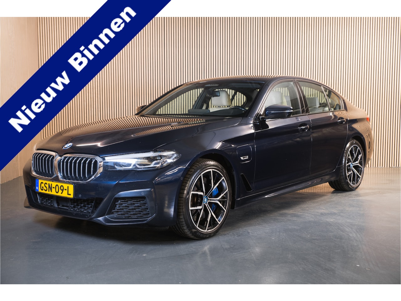 BMW 5-serie - 545e xDrive High Executive M- Sport - Stoel/Stuurverwarming - Stoelventilatie - Apple Carp - AutoWereld.nl