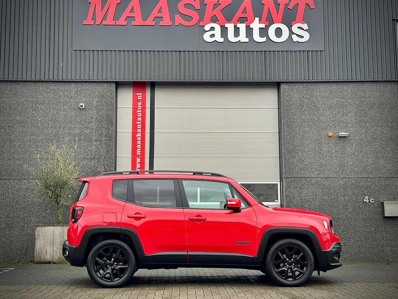 Jeep Renegade - 1.4 T 140pk Aut / Limited / 6,5¨ Navi / 18¨LM / Keyless / 9653Km / 1ST OWNER! - AutoWereld.nl