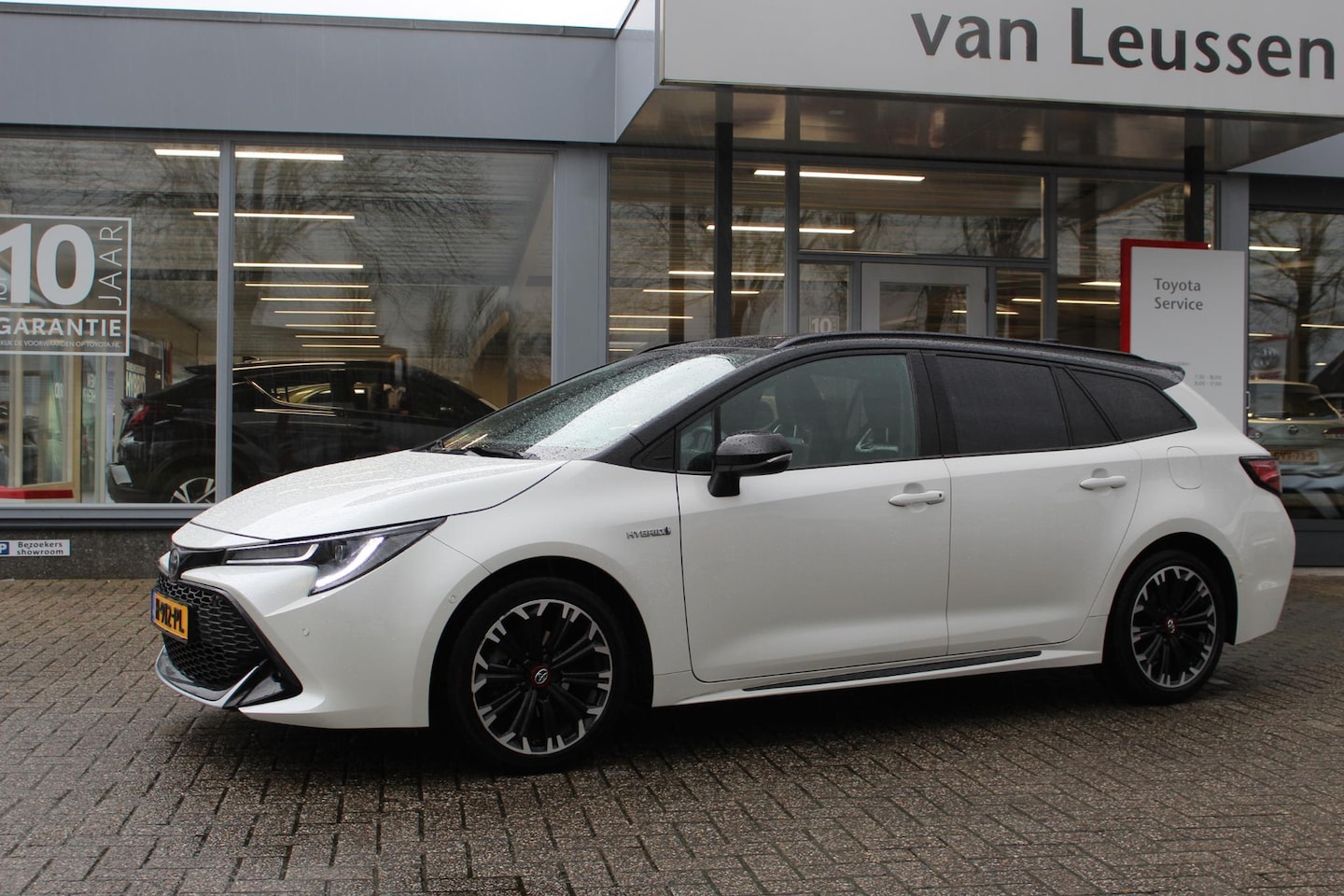 Toyota Corolla Touring Sports - 1.8 Hybrid GR-Sport TREKHAAK STOELVERW. SENSOREN V+A LED DAB KEYLESS PRIVACYGLASS - AutoWereld.nl