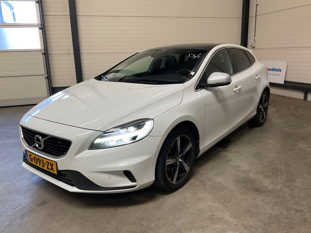 Volvo V40 - T3 Polar+ Sport | R-Design | Panoramadak | Harman Kardon | Trekhaak | Keyless | LED | - AutoWereld.nl