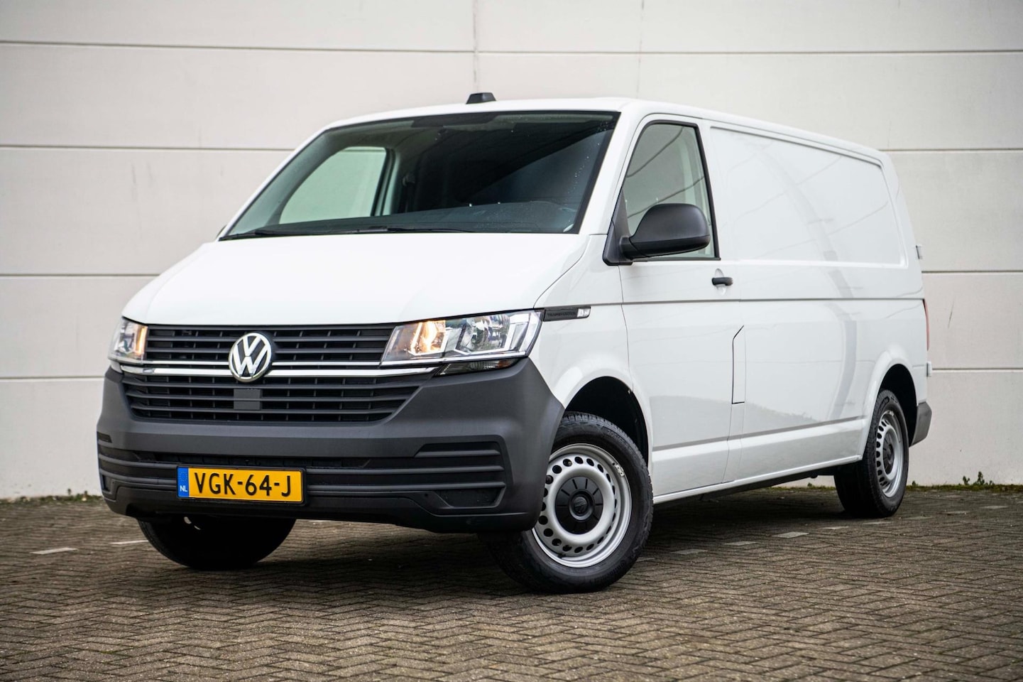 Volkswagen Transporter - 2.0 TDI 110pk L2H1 |Airco|Cruise|Carplay|1e Eigenaar| - AutoWereld.nl