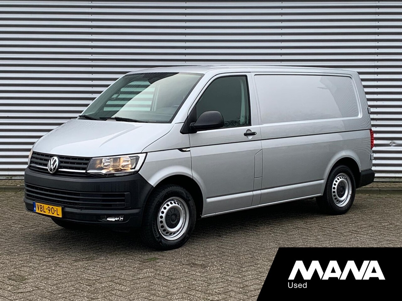 Volkswagen Transporter - 2.0TDI L1H1 150pk Automaat Highline Leder Airco Sensoren Cruise CarPlay Navi Sortimo-Inric - AutoWereld.nl