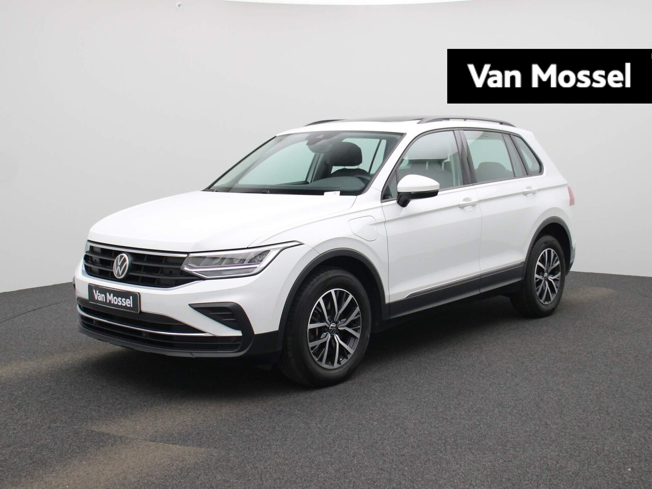 Volkswagen Tiguan - 1.4 TSI eHybrid 245 PK | Life | Automaat | Panorama dak | Digital Cockpit PRO | Navigatie - AutoWereld.nl