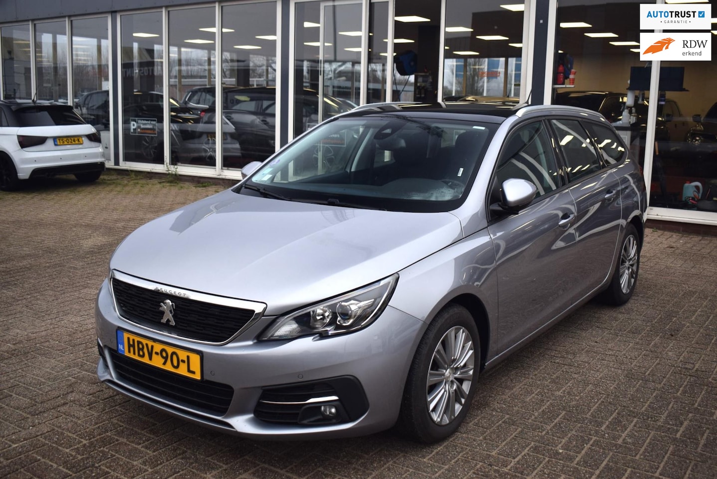 Peugeot 308 SW - 1.2 PureTech Blue Lease GT STOELVERARMING | CLIMATE CONTROL | CRUISE CONTROL | APPLE CARPL - AutoWereld.nl