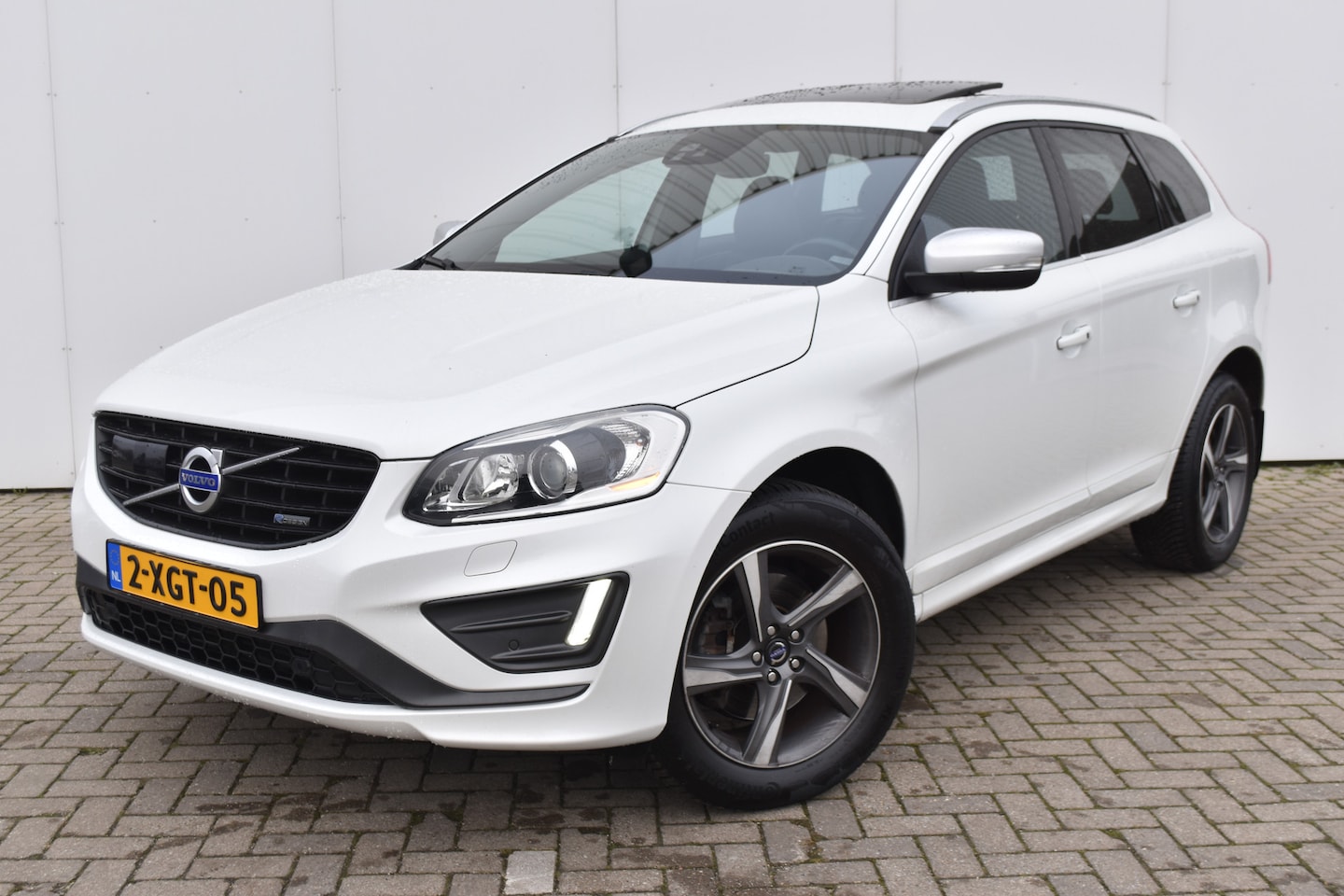 Volvo XC60 - T5 R-Design #BOMVOL! #Adap.Cruise #Standkachel #NLAuto! AUTOMATIC - AutoWereld.nl