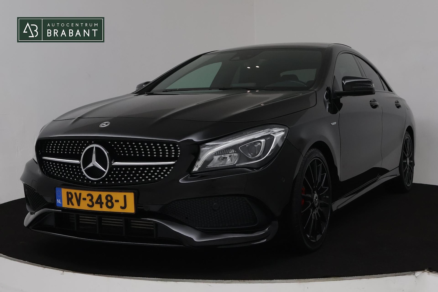 Mercedes-Benz CLA-Klasse - 180 AMG Automaat (NAVIGATIE, PANORAMADAK, CAMERA, PDC, CRUISE, NL-AUTO, GOED ONDERHOUDEN) - AutoWereld.nl