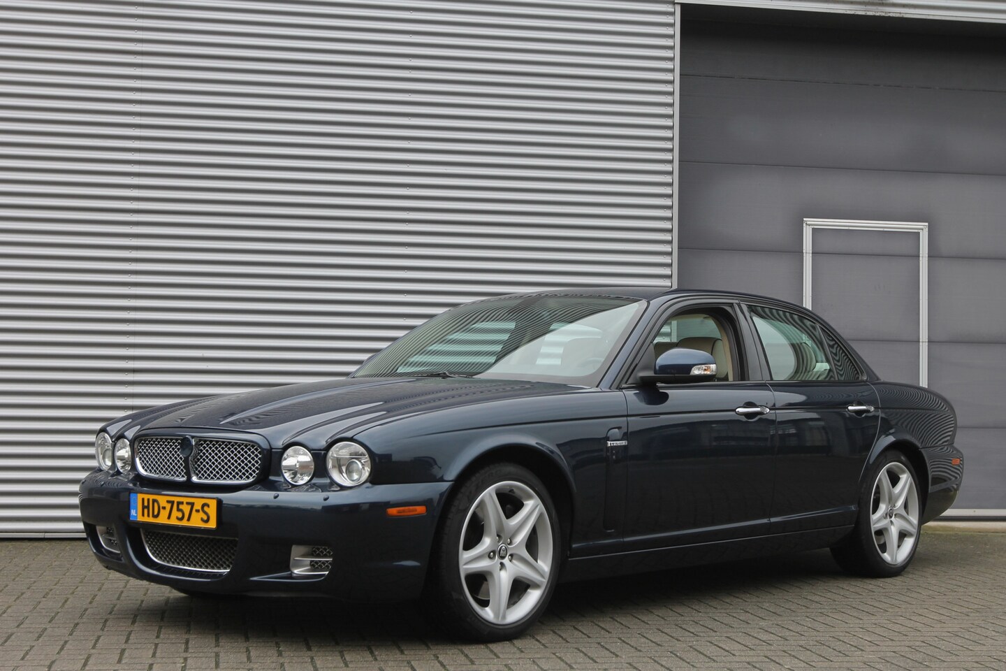 Jaguar XJR - 4.2 V8 S/C AUT. I 395 PK I DEALER OH. - AutoWereld.nl