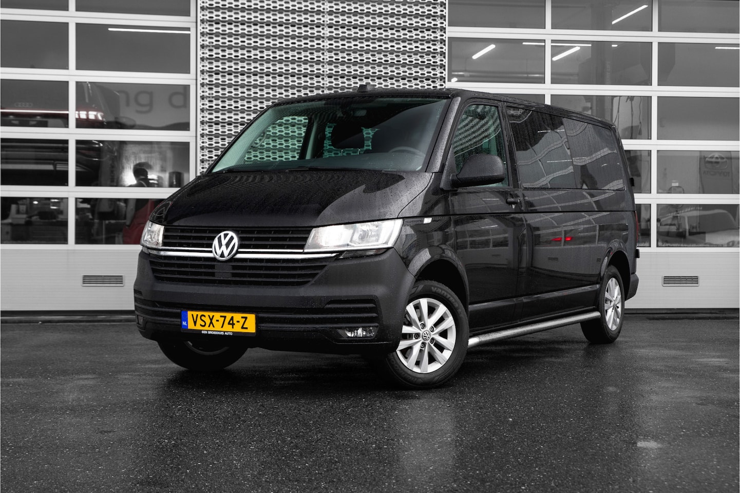 Volkswagen Transporter - | Dubbele Cabine | 6 persoons | Trekhaak | Fabrieksnavigatie | PDC | Cruise Control | - AutoWereld.nl