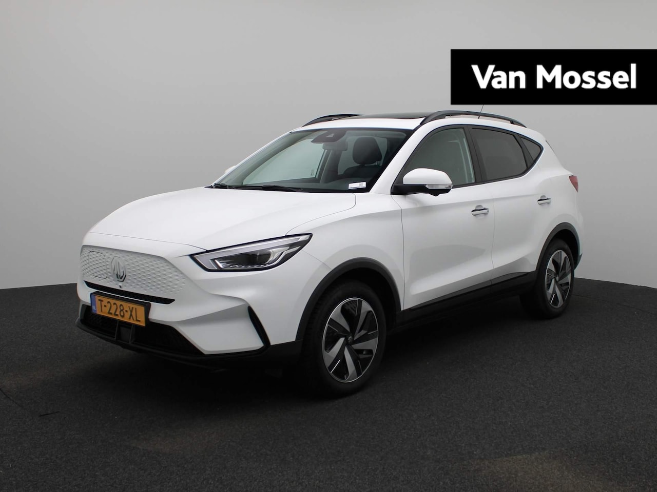 MG ZS - EV Standard Range Luxury 50 kWh | Leder | Apple Carplay / Android Auto | Panoramadak | Sto - AutoWereld.nl