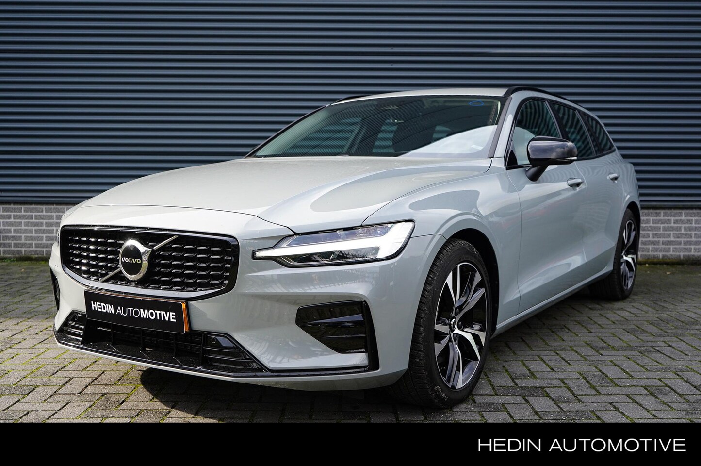 Volvo V60 - 2.0 B4 Plus Dark Trekhaak elektrisch uitklapbaar | Apple Carplay Android Auto | Zwart lede - AutoWereld.nl