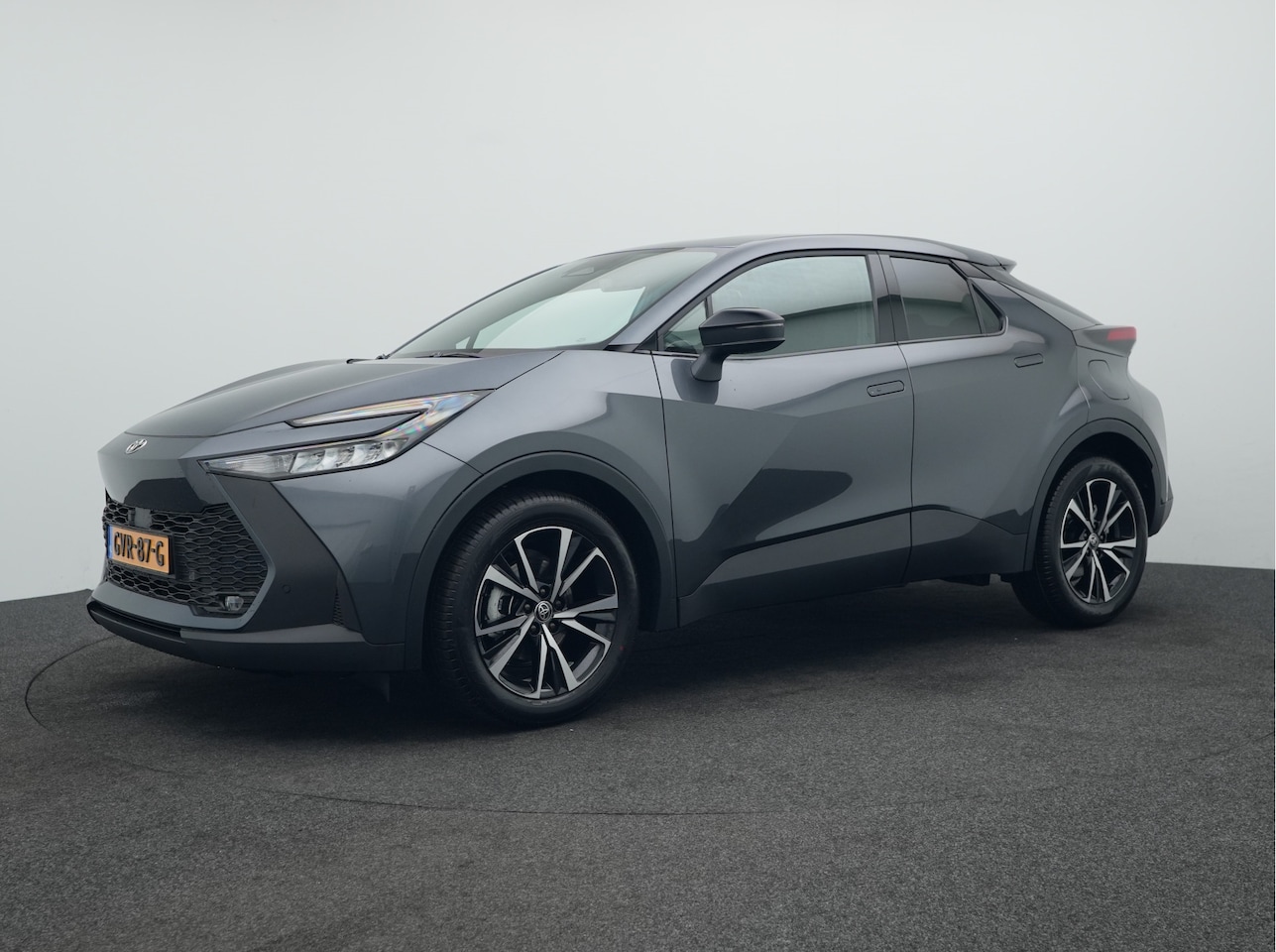 Toyota C-HR - 1.8 Hybrid 140 Dynamic Nu met 4000,- euro voorraad voordeel. - AutoWereld.nl