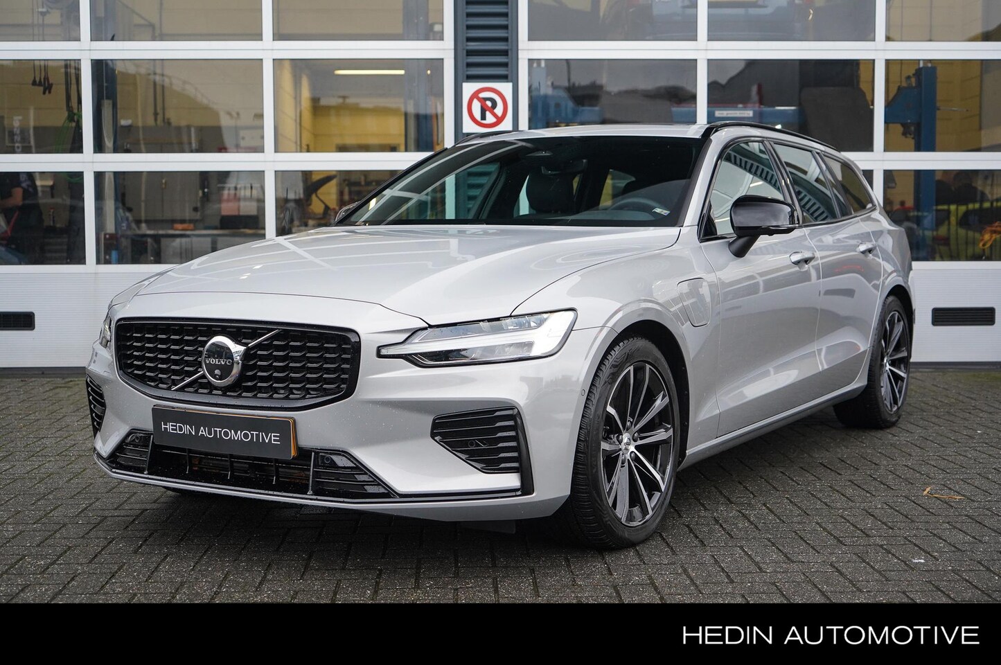 Volvo V60 - T6 Recharge AWD Plus Dark Visual Park Assist | Verwarmbare voorruit | Elektrisch wegklapba - AutoWereld.nl