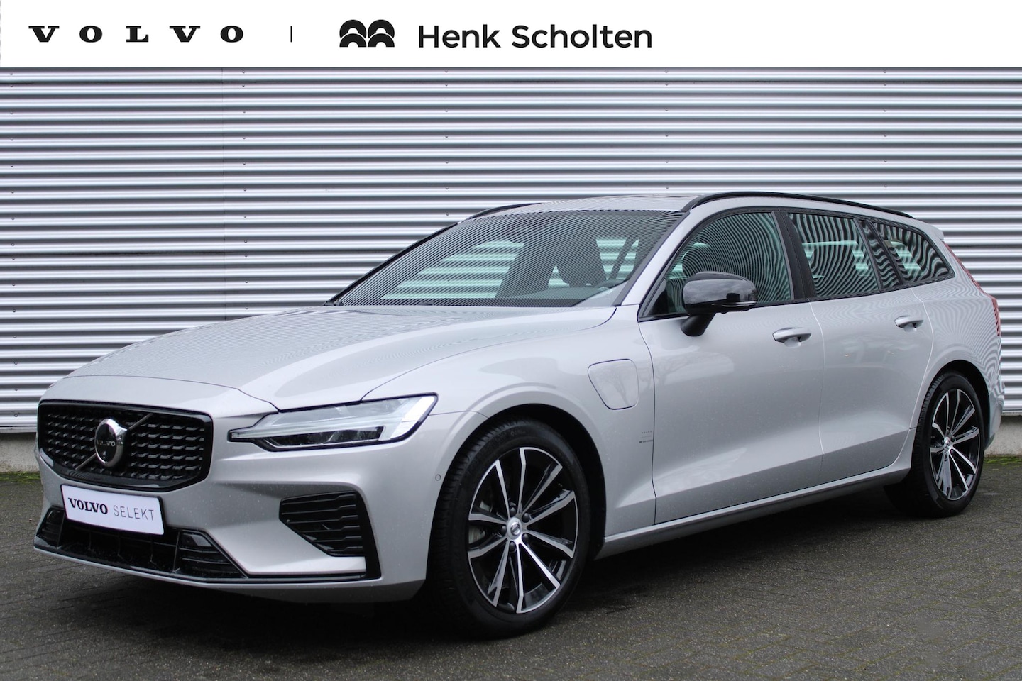 Volvo V60 - T6 Plug-in hybrid AWD Plus Dark, Trekhaak, Verwarmbare Voorruit, Panoramisch Schuif-/Kante - AutoWereld.nl