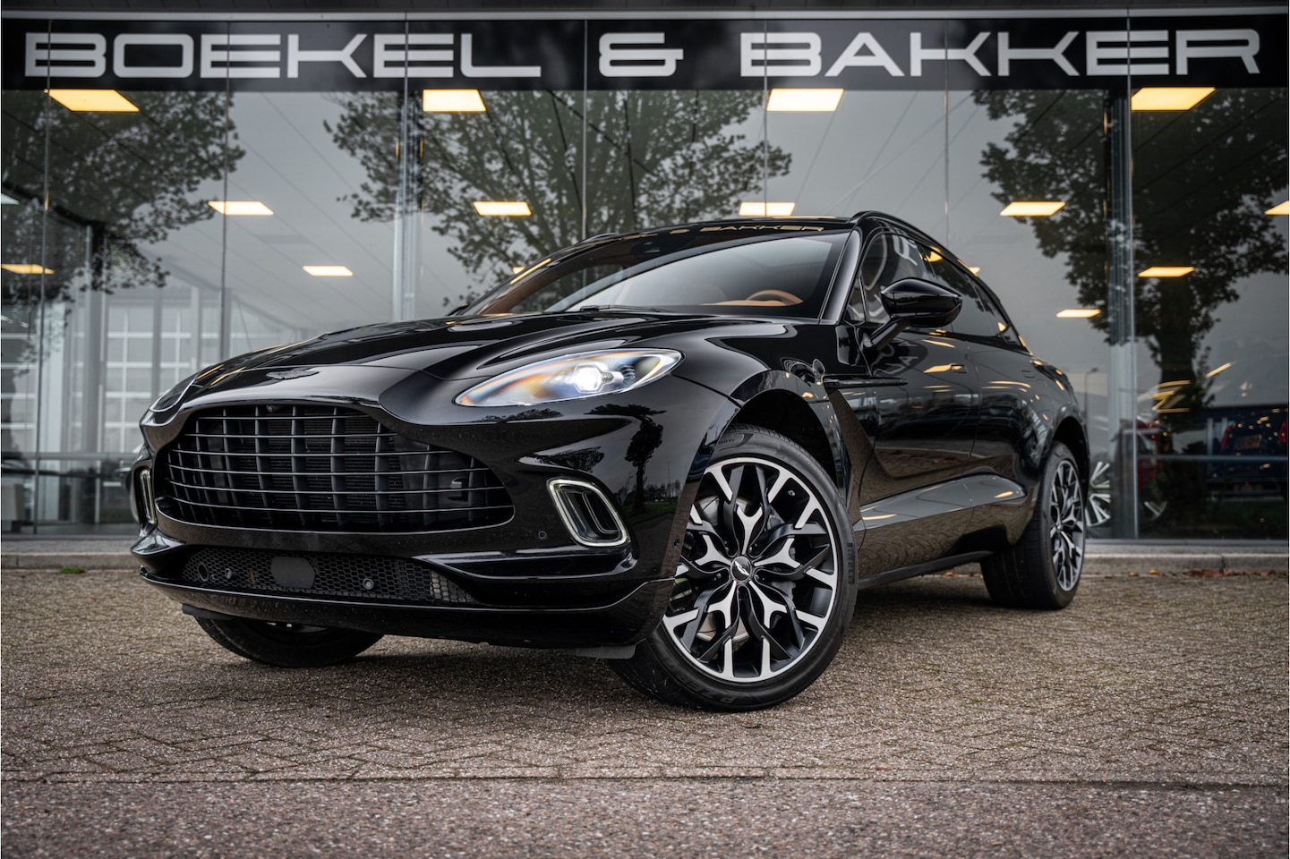 Aston Martin DBX - 4.0 V8 - 1 of 500 - Jewellery Pack - Convenience Pack - DB Elegance - AutoWereld.nl