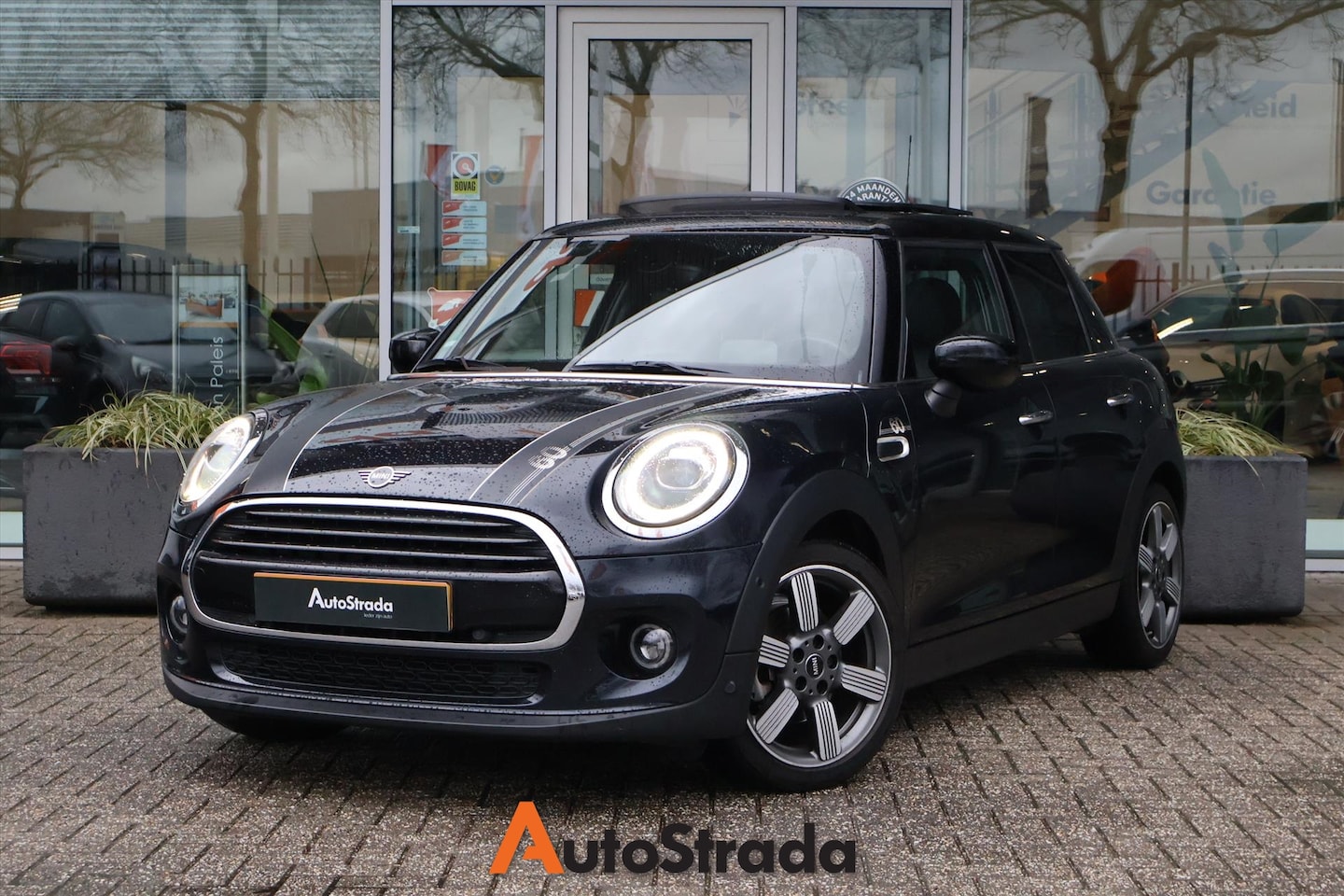 MINI Cooper - Mini 5-Deurs (f55) 1.5 60 Years Edition 136pk AUT I Pano I Leder I Navi Prof - AutoWereld.nl