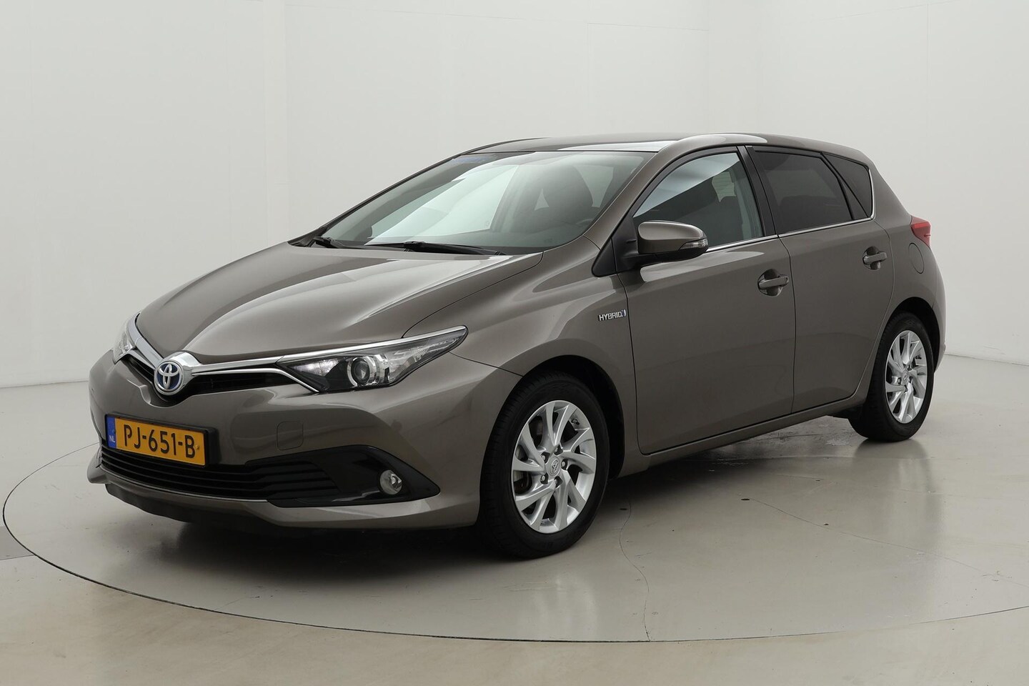 Toyota Auris - 1.8 Hybrid Trend | Trekhaak | Panoramadak - AutoWereld.nl