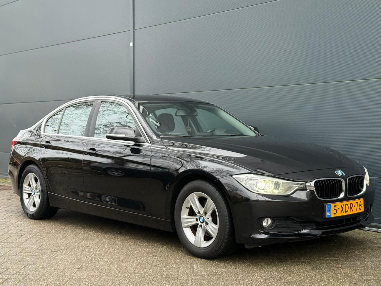 BMW 3-serie - 320i EfficientDynamics Edition Executive NAVI | PDC | CRUISE | NWE APK - AutoWereld.nl