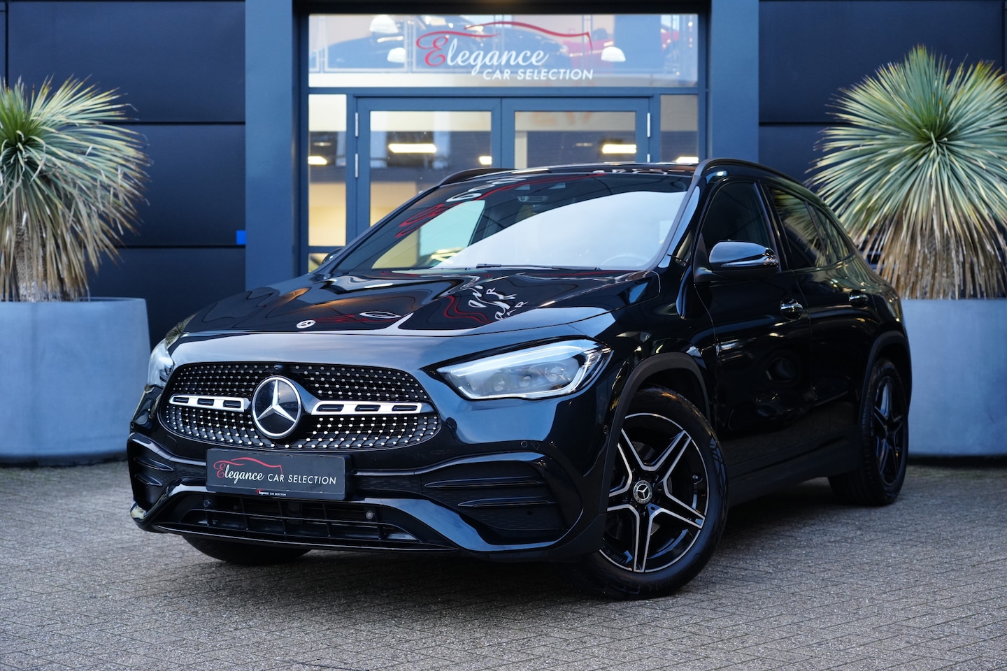 Mercedes-Benz GLA-Klasse - 180 Business Solution AMG 136pk Panoramadak/Stoelverwarming/AppleCarplay - AutoWereld.nl