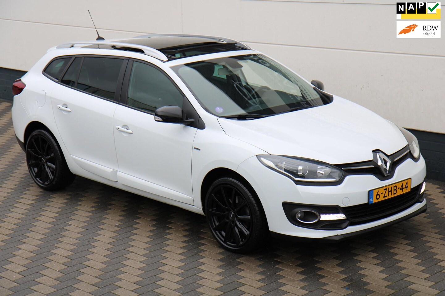 Renault Mégane Estate - 1.2 TCe Limited Pano Trekhaak Keyless!! - AutoWereld.nl