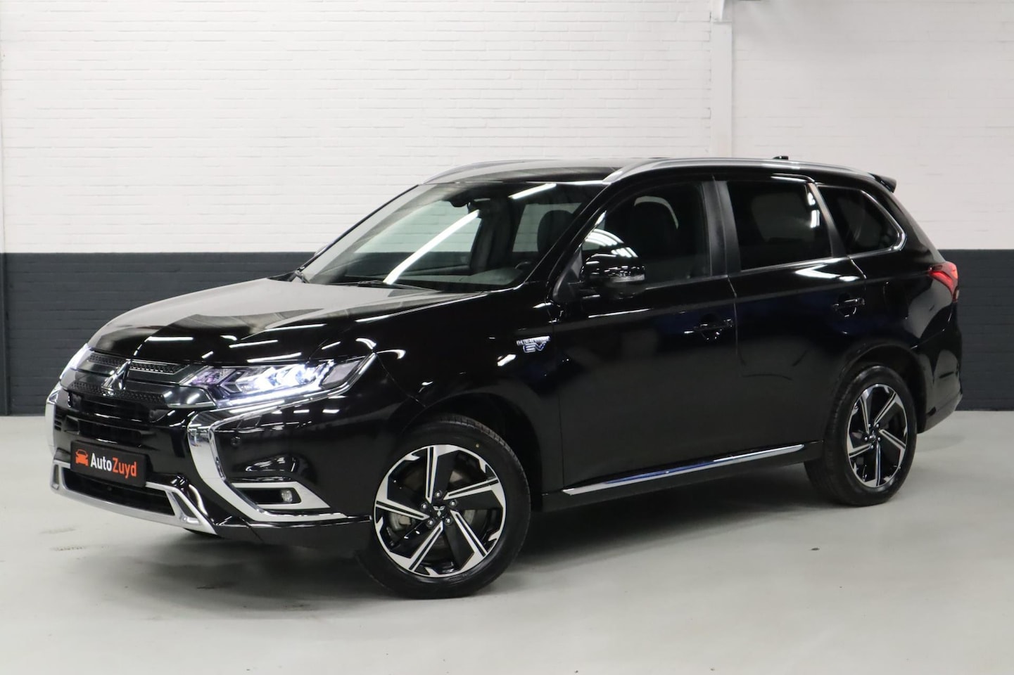 Mitsubishi Outlander - 2.4 PHEV Pure / Camera / Leder / DAB / Trekhaak / LED - AutoWereld.nl