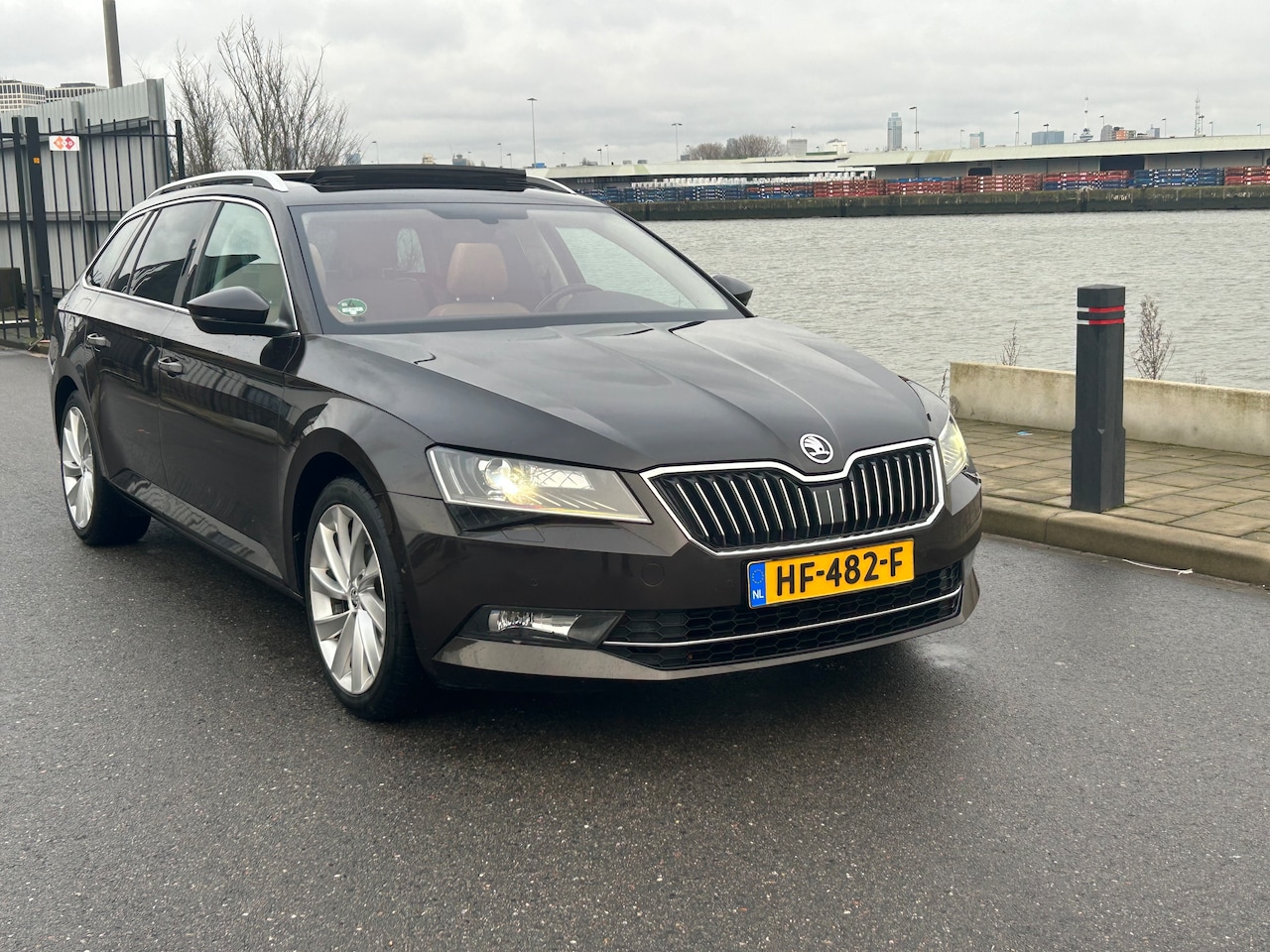 Skoda Superb Combi - 1.6 TDI Style Business 120 PK DSG AUT PANO LEDER LED NAVI CAMERA - AutoWereld.nl