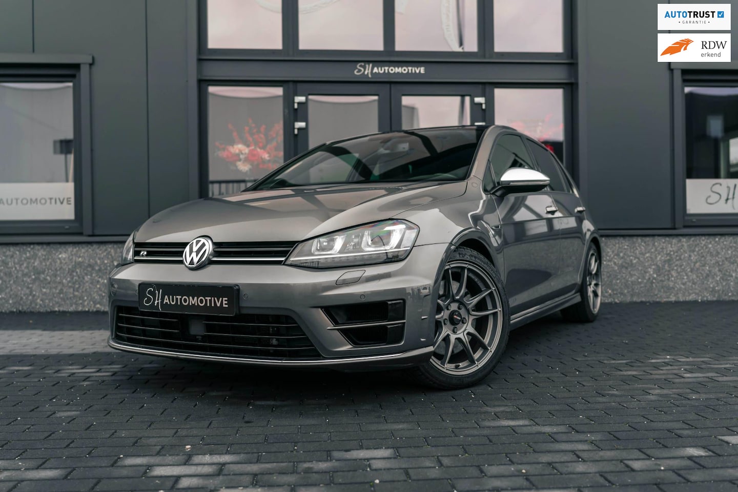 Volkswagen Golf - 2.0 TSI R 4Motion / PANO / LEDER / DYNAUDIO / MOTEC / CAMERA - AutoWereld.nl