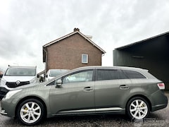 Toyota Avensis - 2.0 D-4D 126pk 6-bak Executive Bus euro.5 - leer - navi - xenon - pdc - clima - keyless