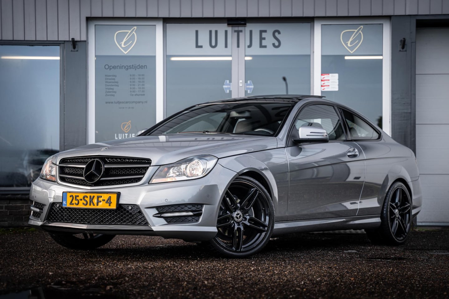 Mercedes-Benz C-klasse Coupé - 180 AMG I NL-auto I 2e-eig. I Pano-dak I Leder I AMG-diffuser I 19'' - AutoWereld.nl