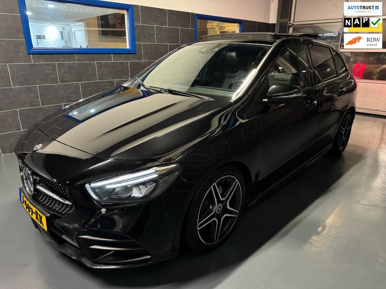 Mercedes-Benz B-klasse - 180 AMG - Pano - Sfeerverlichting - Camera - Keyless - LED - Navi - NAP - NL Auto - AutoWereld.nl