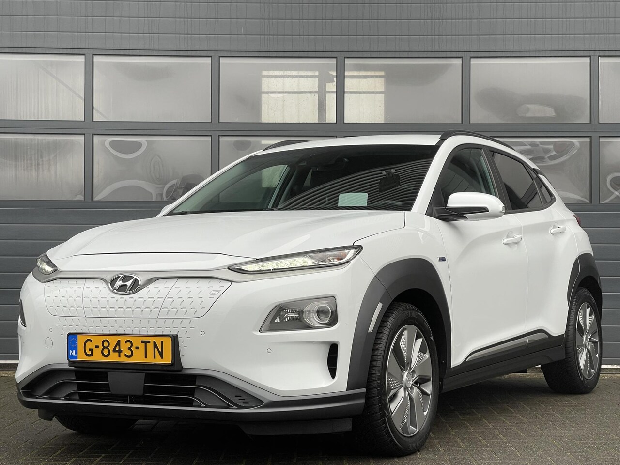 Hyundai Kona Electric - EV PREMIUM 64 KWH I AUTOMAAT I APPLE/ANDROID I ADAPTIVE CRUISE CONTROL I ACHTERUITRIJCAMER - AutoWereld.nl