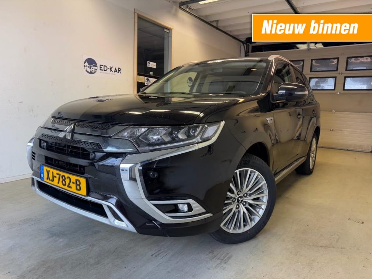 Mitsubishi Outlander - 2.4 PHEV Intense CAMERA 2DE EIG. KEYLESS NAP APK 1-2027 - AutoWereld.nl