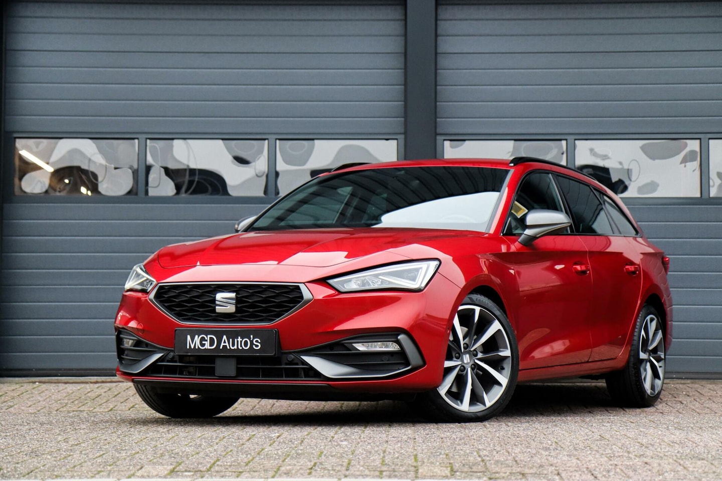 Seat Leon Sportstourer - 1.5 TSI FR /LED/KEYLESS/SFEERVERL./CARPLAY/ELEK. KLEP/CAMERA! - AutoWereld.nl