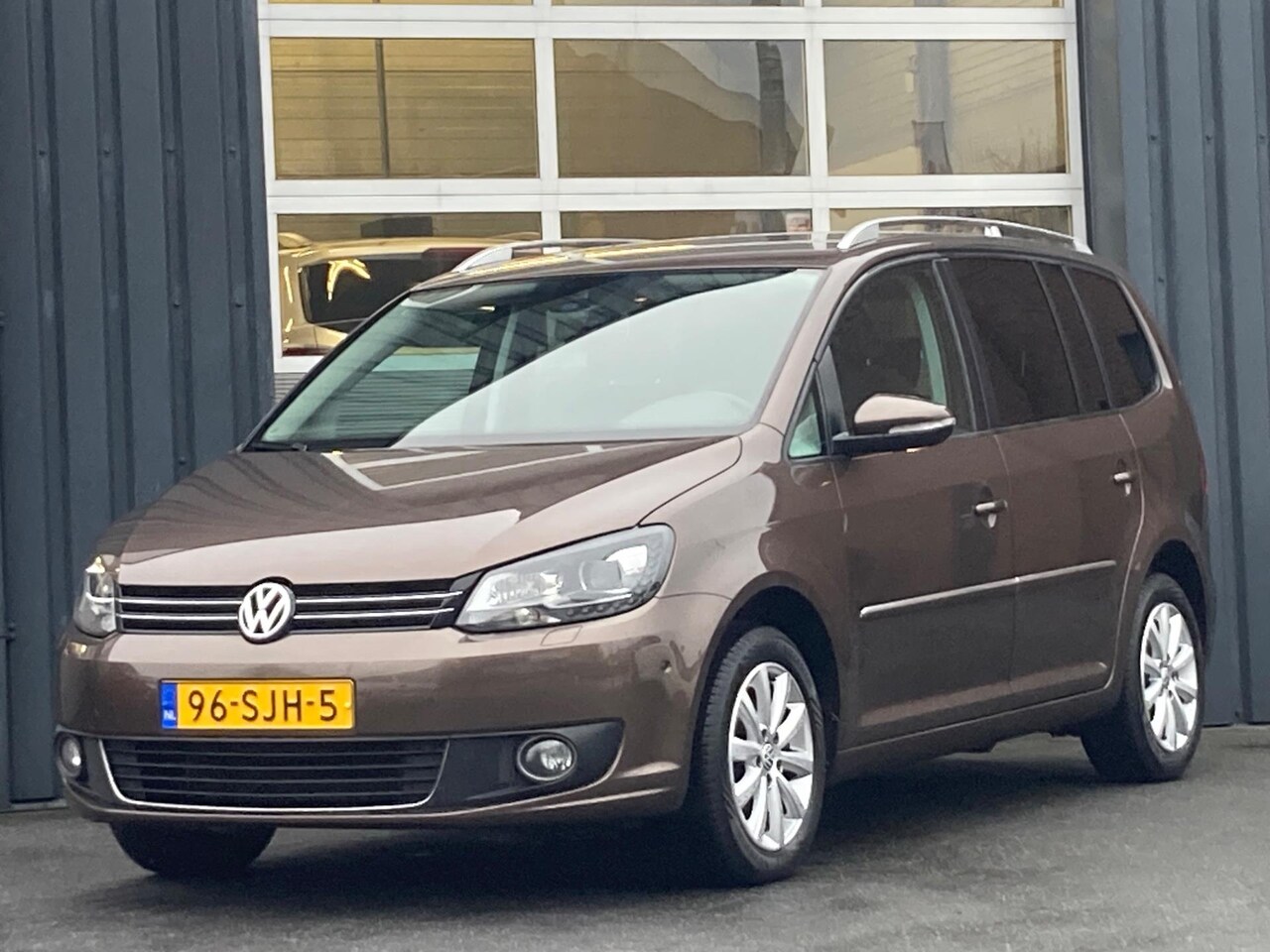 Volkswagen Touran - 1.4 TSI Highline 7p Automaat Xenon Navi Camera Cruise Pdc Trekhaak - AutoWereld.nl