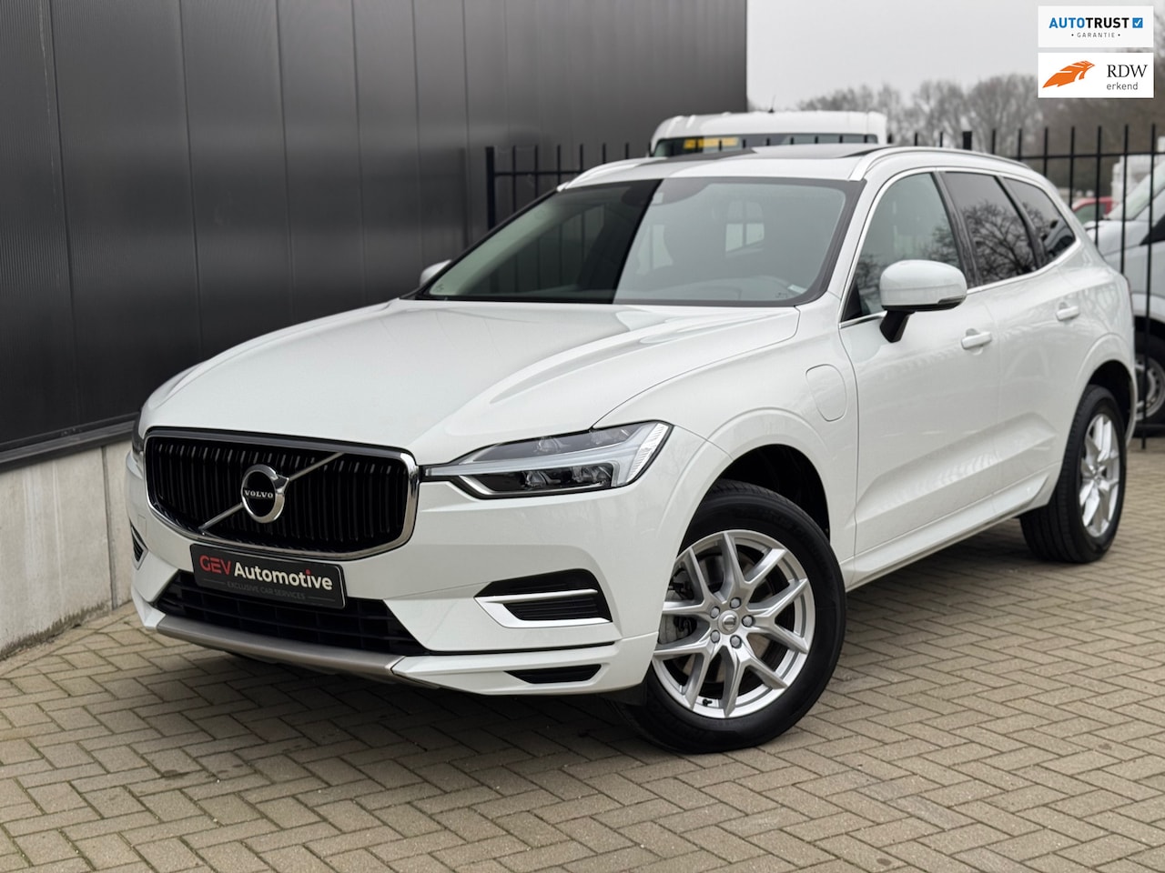 Volvo XC60 - 2.0 T8 Twin Engine AWD Momentum Pano Adapt. Cruise Line-Assist - AutoWereld.nl