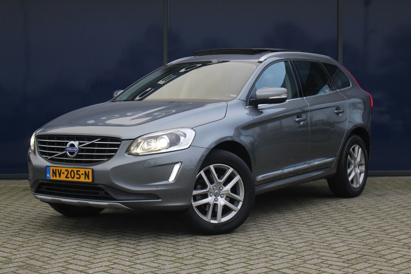 Volvo XC60 - 2.0 T5 FWD Polar+ | Pano | Trekh. | Camera | Memory St. | Leder | Standkachel | Elec. Acht - AutoWereld.nl