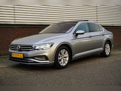 Volkswagen Passat - 1.5 TSI 150PK Facelift/Panodak/Trekhaak /Rijklaarprijs