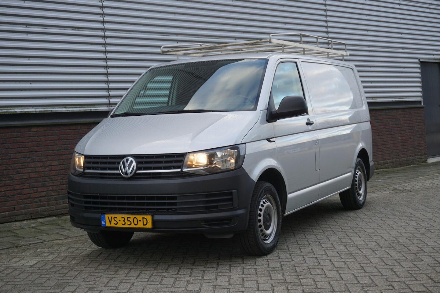 Volkswagen Transporter - 2.0 TDI L1H1 Grijs metallic/Airco/1e Eig./ Trekhaak/Goed onderhouden - AutoWereld.nl