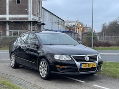 Volkswagen Passat - 1.6 Businessline | Navigatie | Trekhaak | LMV