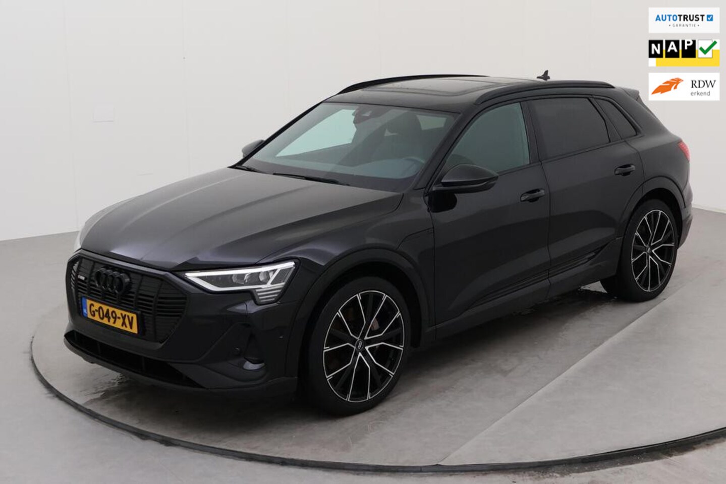 Audi e-tron - 3x S-LINE l PANO l LUCHTVERING l CARPLAY l 22INCH l ADAPT.CUIRSE l SFEER l ORG.NL l DEALER - AutoWereld.nl