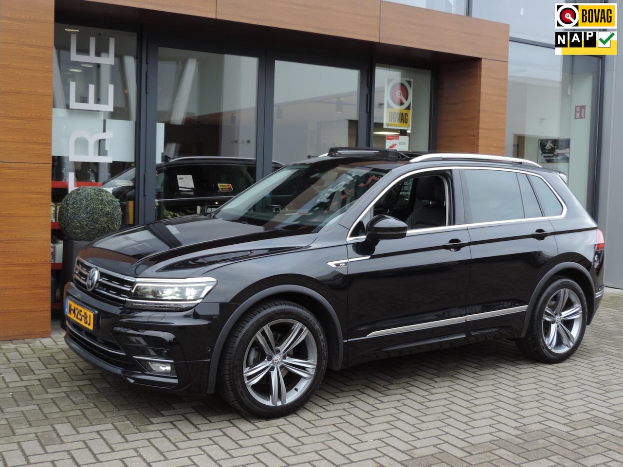 Volkswagen Tiguan - 1.5 TSI ACT Highline Business R-line AUTOMAAT | Panodak | Leer + stoelverw | 19” | Wegkl.t - AutoWereld.nl