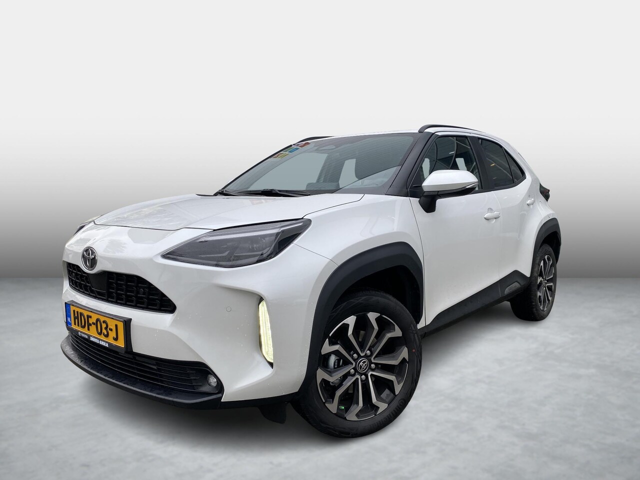 Toyota Yaris Cross - 1.5 Hybrid 115 First Edition Comfort Pack & parelmoer lak - AutoWereld.nl