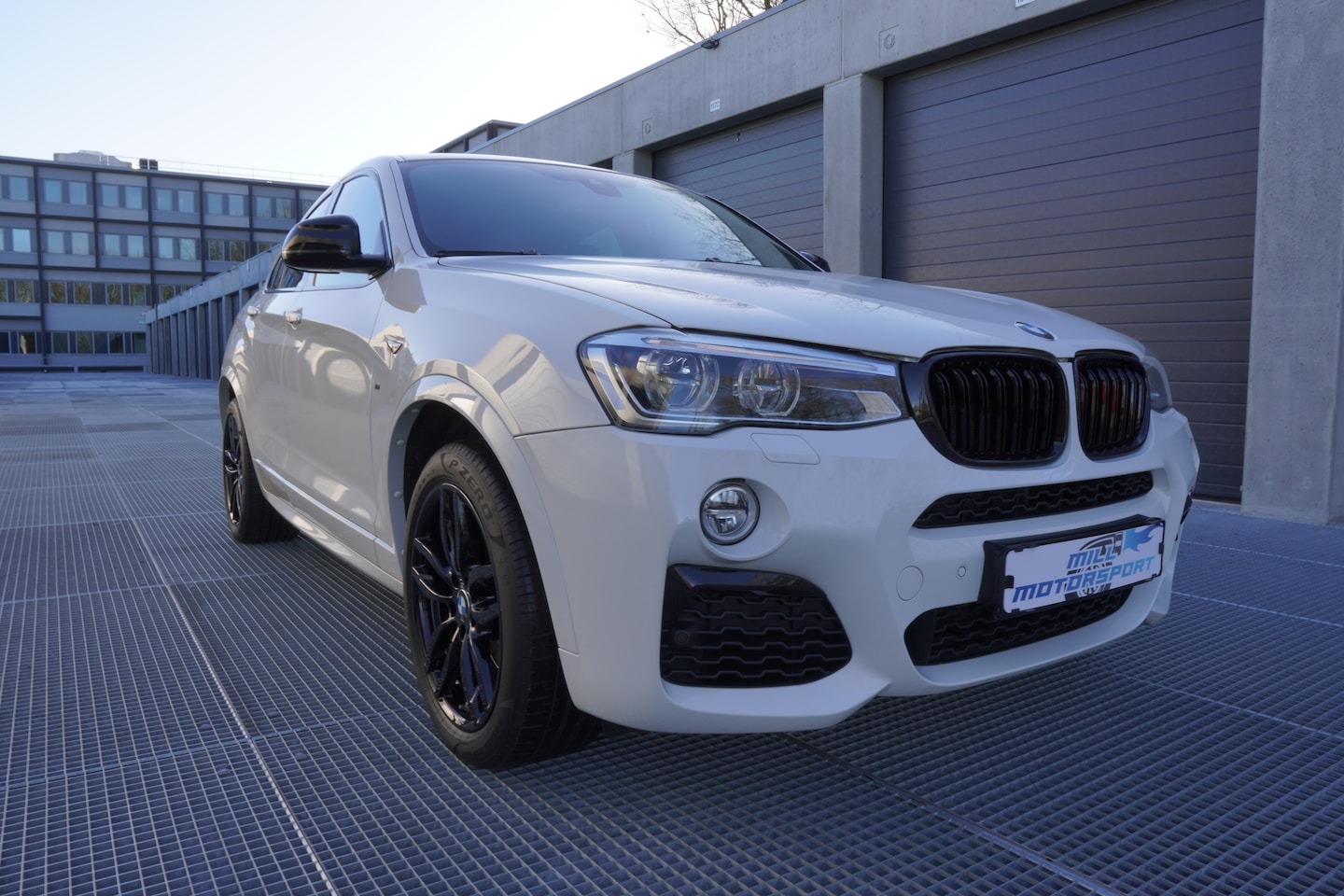 BMW X4 - M4.0i 8-traps 2017 Alpine Wit Apple Carplay camera lederen stoelen 19 inch - AutoWereld.nl